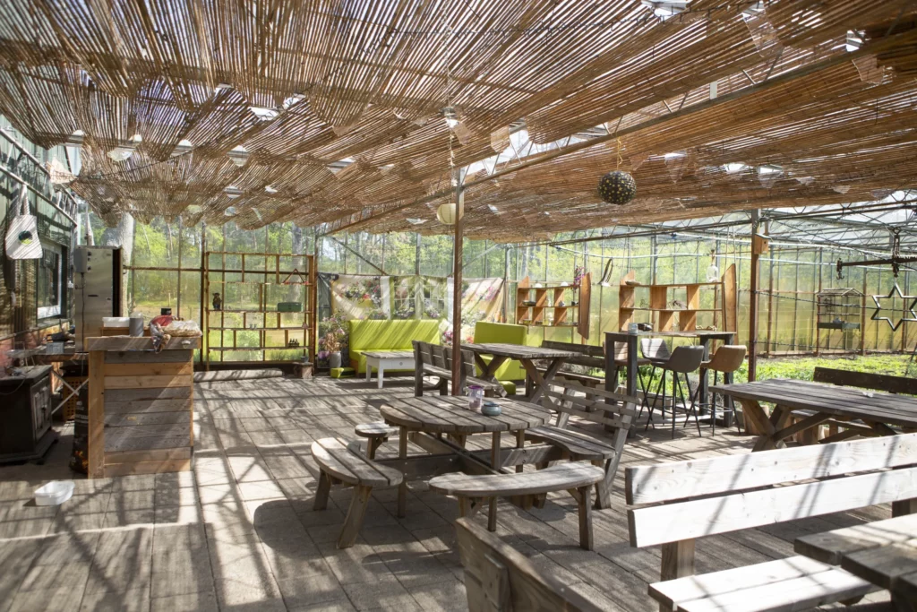 Terras in de kas bij Puur Berkshire, waar u uw BBQ-pakket kunt klaarmaken