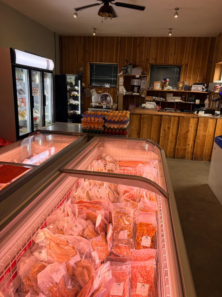 Vleesvitrine in de boerderijwinkel met vlees voor uw BBQ-pakket